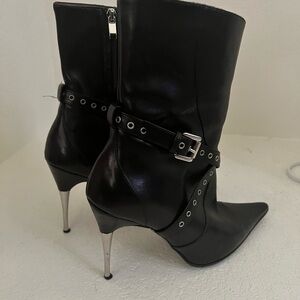 L’idea by Lori Women’s black leather ankle boots  Size 38